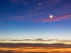 Após o pôr do sol de 22 de abril, a Lua e Júpiter roubam a cena