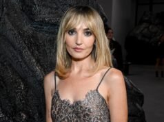 A estrela do SNL Chloe Fineman enfrenta reação negativa por usar calças com uma criança de 6 anos no acampamento