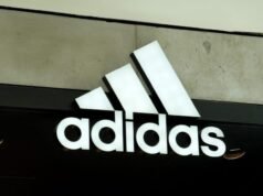 Ex-executivo da Adidas processa, alegando discriminação sexual e retaliação