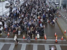Os viajantes enfrentam custos mais elevados e menos opções de voo à medida que os preços do combustível de aviação flutuam