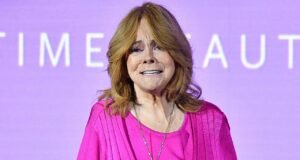 Ann-Margret revela que quebrou o cotovelo durante uma queda em casa