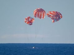 A tripulação da missão Artemis II da NASA ao redor da Lua retornou em segurança à Terra