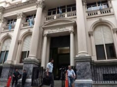 O banco central concluiu a maior compra de dólares em dois anos e já ultrapassou os 5 mil milhões de dólares em 2026.