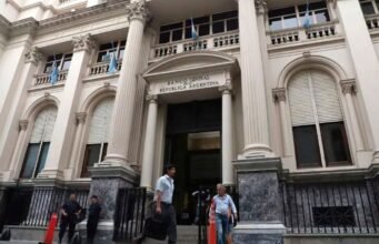 O banco central concluiu a maior compra de dólares em dois anos e já ultrapassou os 5 mil milhões de dólares em 2026.
