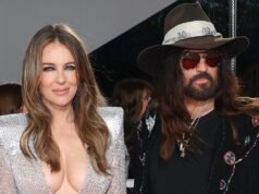 Elizabeth Hurley e Billy Ray Cyrus andam no tapete vermelho do Olivier Awards