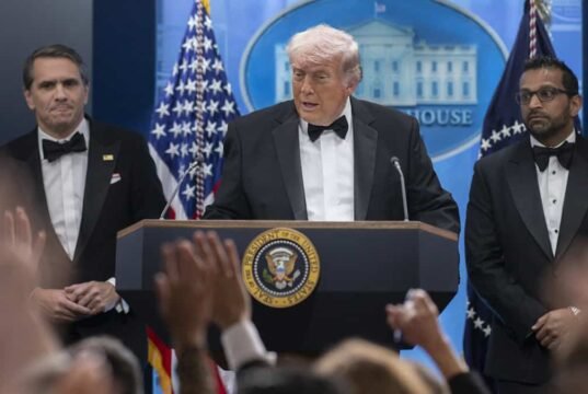 ‘Não há espaço para violência política’: Mark Carney e outros líderes respondem ao ataque na estreia em Washington