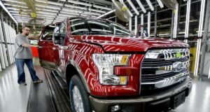 A Ford está fazendo recall de mais de 1 milhão de picapes F-150 devido a riscos de colisão relacionados a falha na mudança de marcha