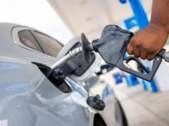 Petróleo cai após anúncio de abertura do Estreito de Ormuz