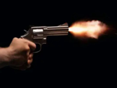 Muitas pessoas ficaram feridas quando um agressor armado abriu fogo em dois locais da capital grega