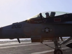 Caças da Marinha dos EUA são lançados do USS Abraham Lincoln durante a Operação Epic Fury