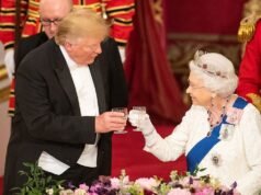 Trump exibe uma foto da Rainha Elizabeth II em Mar-a-Lago