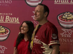 Joey Chestnut adicionou um novo alimento à sua lista de realizações: pãezinhos de pimenta