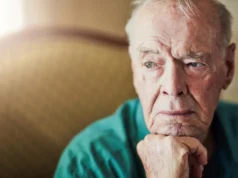 Pessoas solitárias têm memória pior, mas não apresentam declínio mais rápido, segundo estudo