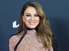 Elizabeth Hurley posa de topless em uma postagem no Instagram de Herefordshire