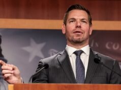Doadores de Eric Swalwell exigem US$ 1,5 milhão de volta em meio a alegações de má conduta sexual