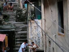 Turistas ficam presos em favela do Rio de Janeiro em meio a tiroteio entre polícia e Comando Vermelho