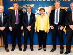 O governo defendeu o plano económico e prometeu que o risco do país diminuiria e os salários recuperariam