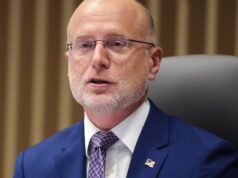 Brendan Carr supervisiona programas infantis com histórias trans