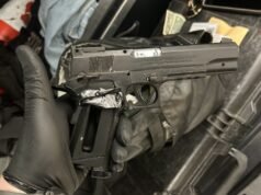 Um homem de Salem foi preso após apontar uma réplica de arma para uma equipe de trabalho de Lincoln City, disse a polícia