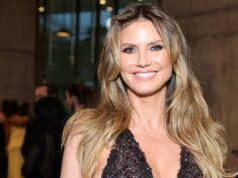 Heidi Klum compartilha um vídeo sexy de biquíni à beira da piscina com seus três cachorros
