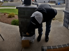 Família Happy Valley acusa ladrão de roubar US$ 400 em camisetas de softball juvenil