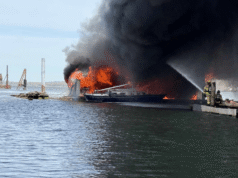 Vários barcos e docas pegaram fogo no rio Columbia, perto de Rainier