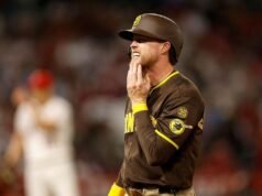 Padres Jake Cronenworth continua em jogo depois de enfrentar uma bola rápida de 96 mph