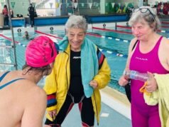 Idoso de 95 anos, focado no condicionamento físico, quebra mais cinco recordes mundiais de natação por faixa etária