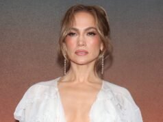 Jennifer Lopez mostra seu abdômen tonificado em selfies na academia e os fãs estão reagindo