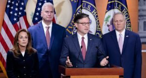 Os republicanos expulsam os democratas em uma maratona de votação noturna com dinheiro na fronteira e mais manchetes