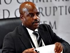 Lenço preso à cabeça de chefe de polícia suspenso interrompe brevemente investigação de corrupção