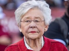 A governadora do Alabama, Kay Ivey, foi hospitalizada após passar por um pequeno procedimento de fluido pulmonar