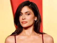 Kylie Jenner posa de biquíni para promover uma nova linha de produtos eletrolíticos