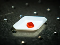 Essas células solares baratas funcionam melhor porque têm falhas