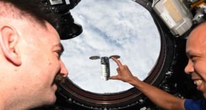 Astronautas da NASA brincam sobre ilusões de ótica em fotos da Estação Espacial Internacional em 15 de abril de 2026