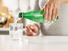 O boom da água mineral entre os consumidores está esvaziando as prateleiras à medida que a demanda aumenta