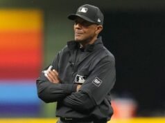 O árbitro da MLB, CB Buckner, zombou da má decisão