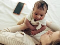 A cofundadora da Skims, Emma Grade, diz que as mães devem limitar o tempo do bebê a 3 horas por dia