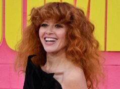 Natasha Lyonne brinca que a remoção do avião foi uma “obra de arte performática”.