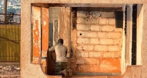 Homens armados do Mali lançaram ataques simultâneos dentro e fora da capital Bamako