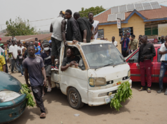 Homens armados mataram pelo menos 20 pessoas no ataque no Domingo de Ramos na Nigéria, foi imposto toque de recolher
