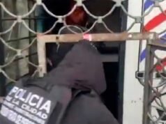 Eles encontraram um bordel operando na fachada de uma barbearia