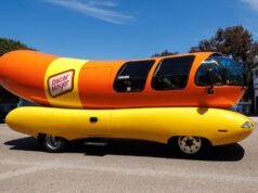 Alunos do ensino médio do Kansas levam Oscar Mayer Wienermobile de 27 pés para o baile
