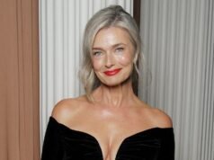 Polina Porizkova pensa em fazer o que lhe mandam e até tira a camisa