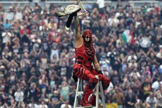 Penta manteve o título Intercontinental em uma luta ladder na WrestleMania 42