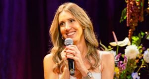 Ashley Hesseltine apresenta especial de comédia de estreia “Here Comes the Bride”.