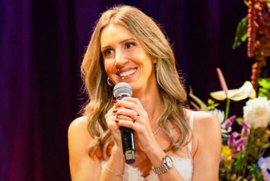 Ashley Hesseltine apresenta especial de comédia de estreia “Here Comes the Bride”.