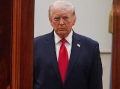 Trump ordena que membros do gabinete façam campanha em meio de mandato, ordenando-lhes que se retirem ou silenciem posições controversas