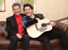 O cantor de turnê Randy Travis diz que a estrela country está prosperando após o derrame