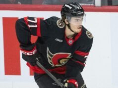 Ridley Gregg, do Ottawa, dá um chute feio e barato no jogo 4 contra o Carolina